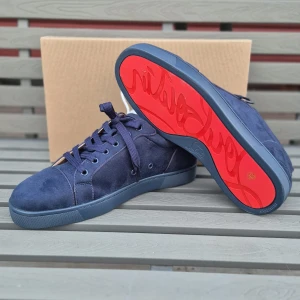 Marinblåa Louboutins - Säljer nu dessa riktigt feta Loubs i storlek 43! Dem är helt nya endast testade, Box, dustbags, kvitto medföljer vid köp👌 Hör av er vid funderingar. Kan gå ner vid snabb affär, skickas direkt efter köp!