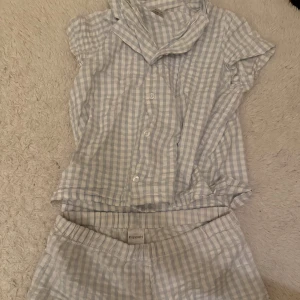 Pyjamas kappahl - Säljer en pyjamas från kappahl, strl 152 bra skick!💘har lagt den billigaste frakten