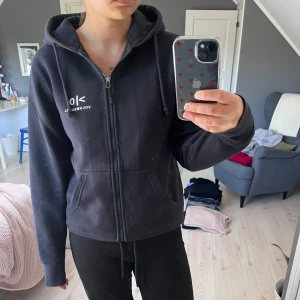 Mörkblå hoodie med dragkedja - Jätteskön lite tjockare mörkblå hoodie med dragkedja, huva och fickor fram. Inga defekter😙