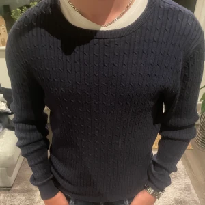 John Henric tröja - Snygg och fin tröja från John Henric som är i ett fint skick. 😊 Defekt har några små fläckar men de försvinner i tvätten. 😁 Stl: M Ny pris 1600 kr vårt pris 249 kr 