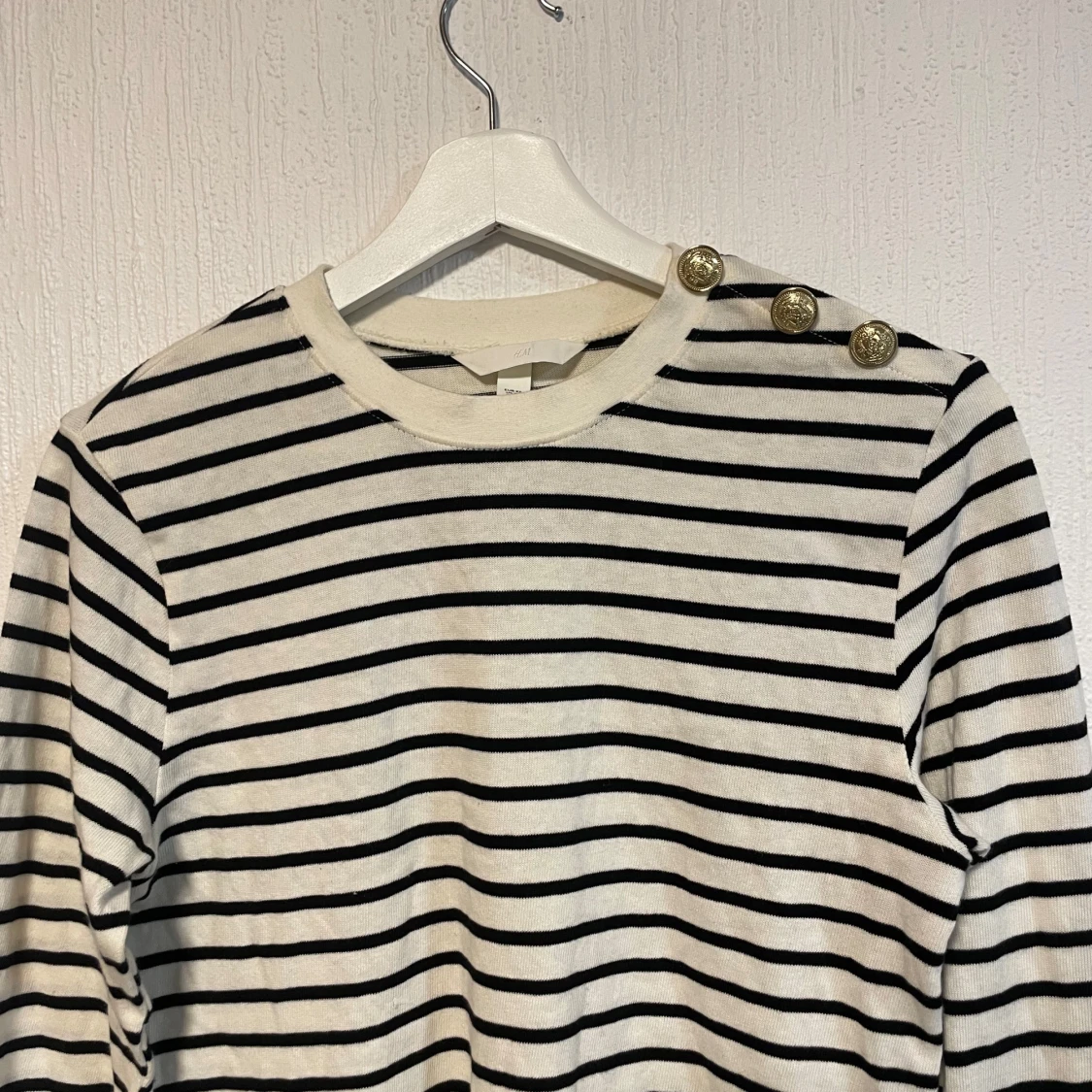 Randig långärmad tröja med guldknappar - 1