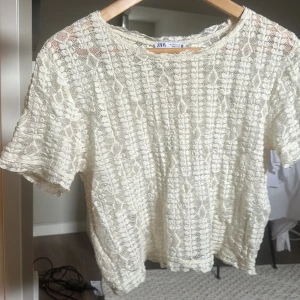 Vit från Zara - Säljer denna sommartopp! Den är i storlek L för den ska va oversize men är generellt liten i storlek! Den sitter som en storlek M
