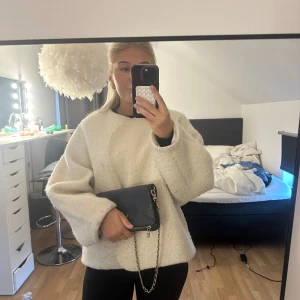 Jacka - Jacka från Stockh LM studio, jackan är storlek L men som man ser på bilderna sitter den bra på mig som vanligtvis har storlek s😊 den har defekter så som att den med användning blivit lite smutsig, därav priset! köpt på MQ för 1600kr 