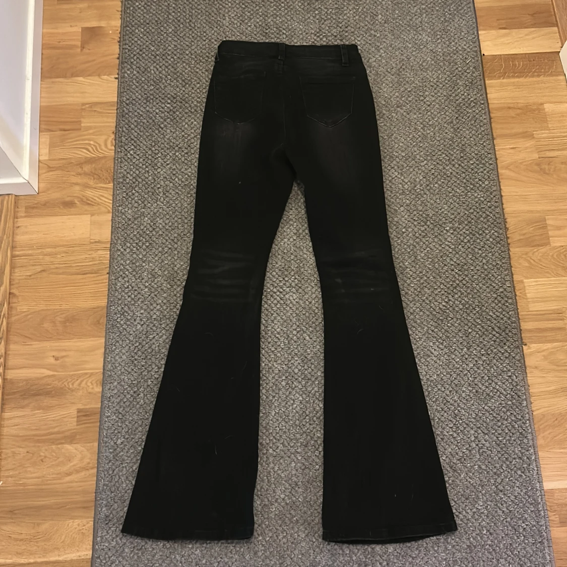 Svarta bootcut jeans från SHEIN i storlek S - 1