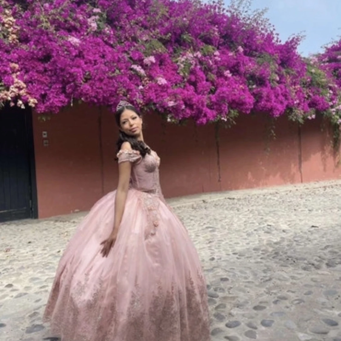 Rosa prinsessklänning med spetsdetaljer - 1