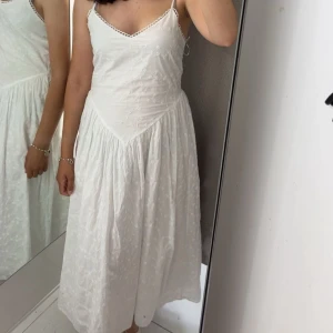 Vit klänning gina - Klänning från gina, oanvänd och prislappen är kvar. Perfekt till midsommar! Orignalpris 599, mitt pris; 300 kr 🌷strl 38