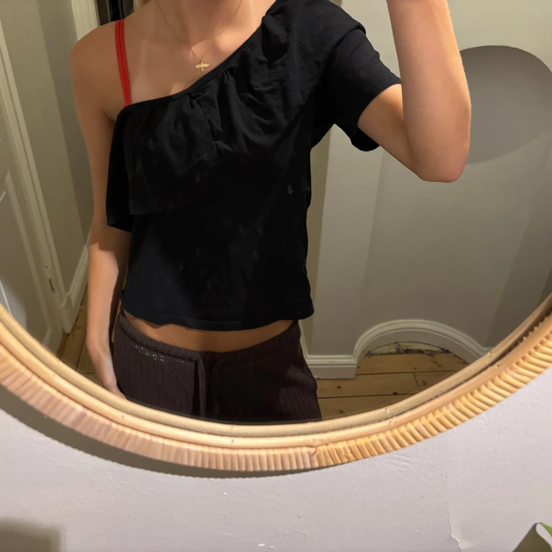 Svart oneshoulder topp med volang - 1