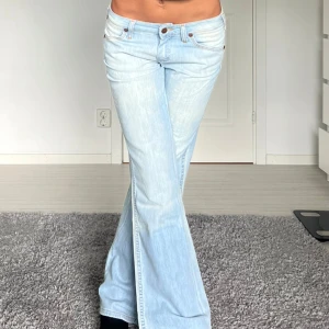 Wrangler jeans  - Midjemått: 37cm rakt över, innerbenslängd: 81cm 💕