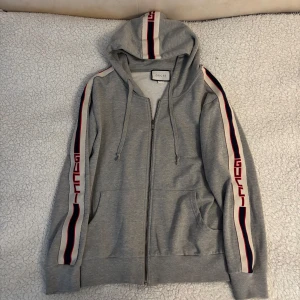 Gucci hoodie - Säljer en grå Gucci hoodie som är i princip helt ny. Hör av er vid fler frågor