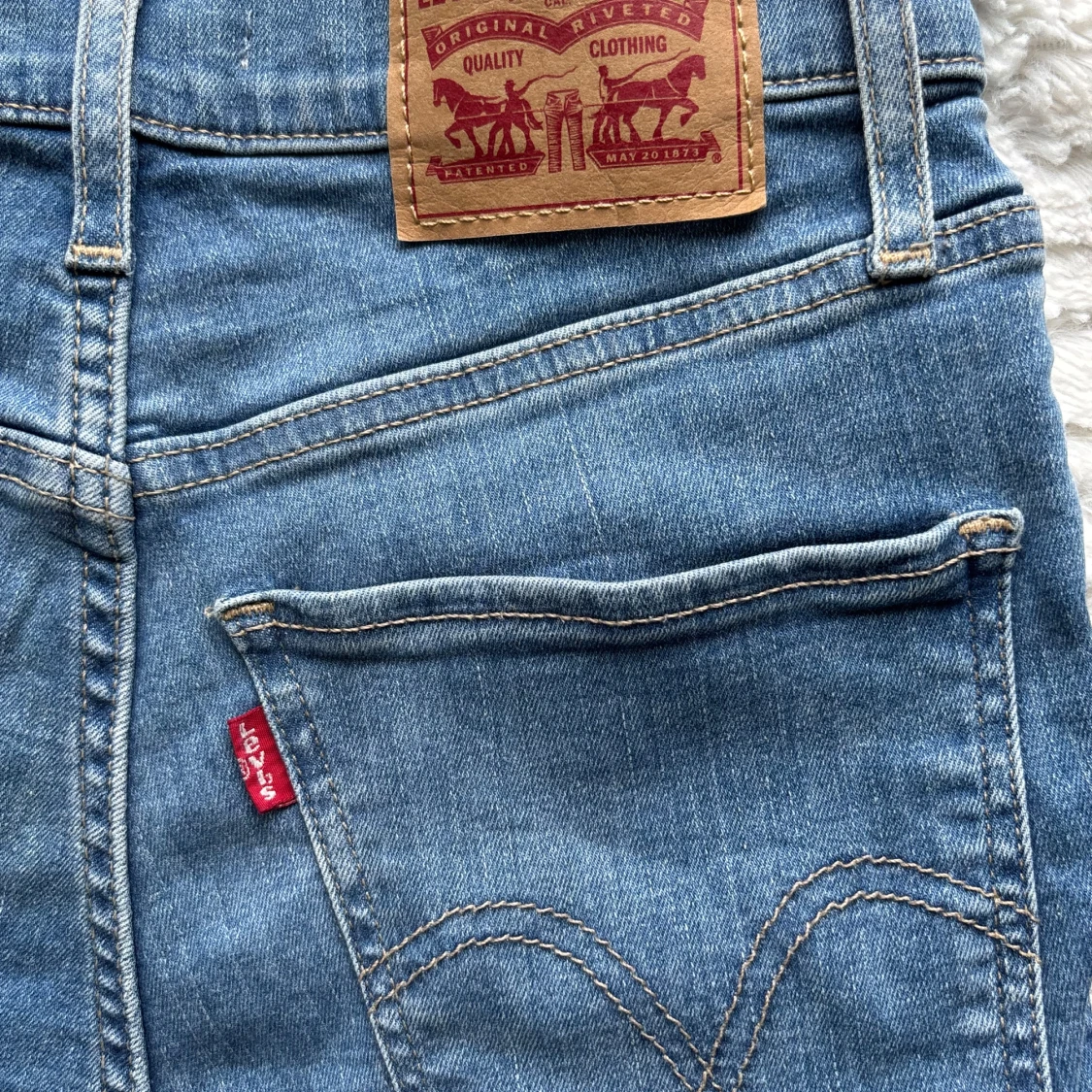 Levi's jeanskjol med volang och rosa detaljer - 2