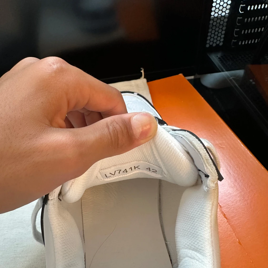 Louis Vuitton svartvita sneakers strl 42 - 2