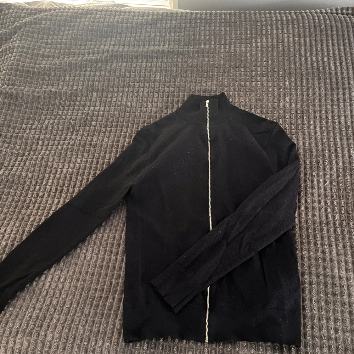 Svart hel-zip tröja i merinoull från Riley - 2