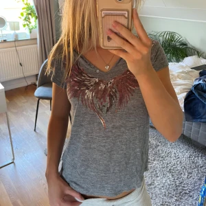 Zadig tshirt - Väldigt snygg grå tshirt från zadig&voltaire med snygg hals och knappar och ett snyggt tryck.