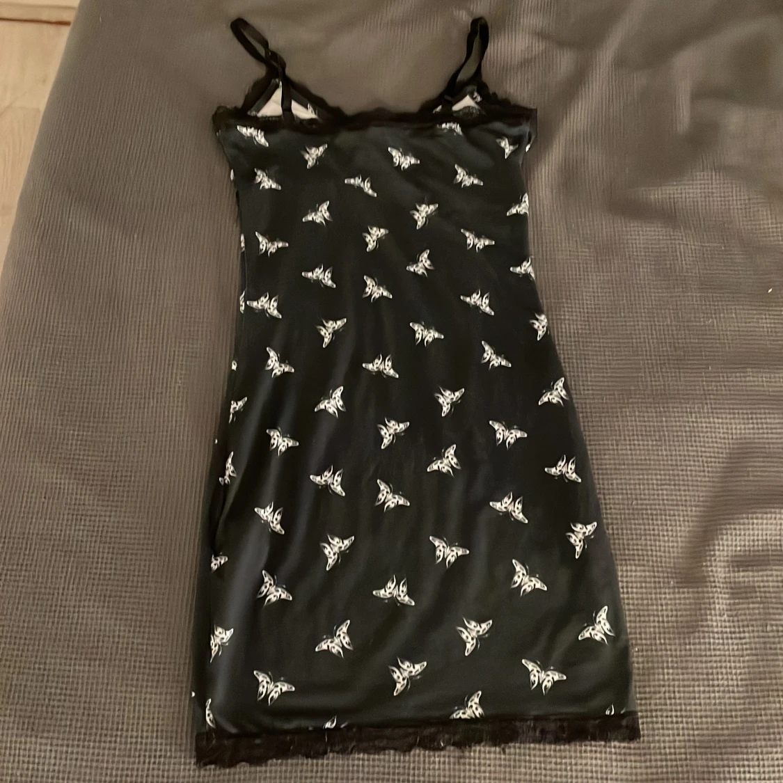 Svart kort klänning med fjärilar H&M - 1