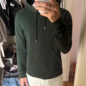 J.Lindeberg Hoodie Grön - Tja! Säljer en J.Lindeberg hoodie i storlek M, fint skick. Hämtas i Gamla Enskede eller fraktas.
