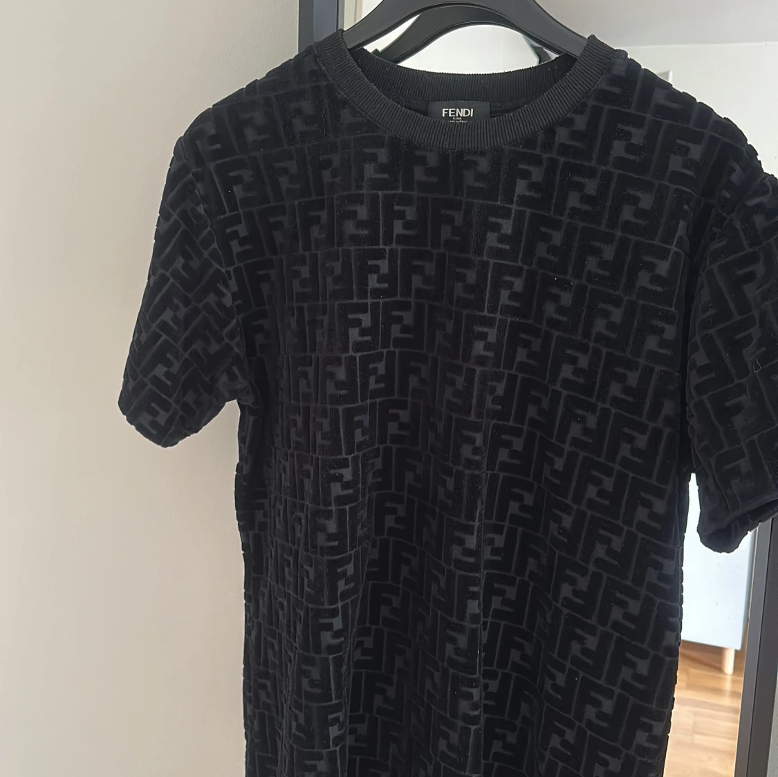 Svart sammetst-shirt från Fendi