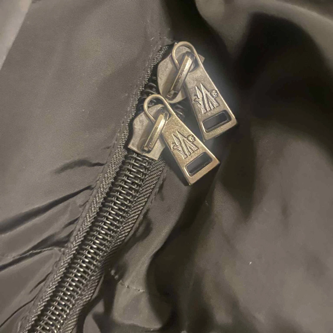 Svart Moncler pufferjacka med logga storlek  XL - 1