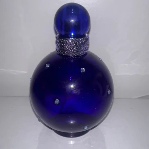 Britney Spears Midnight Fantasy parfym (100 ml) - Midnight Fantasy av Britney Spears, 100 ml Eau de Parfum. Perfekt för dig som gillar söta och mystiska dofter. 