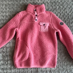 Rosa fleece från Pelle P - Supermjuk och fluffig rosa fleece från Pelle P i storlek XS, men kan även funka som S! Passar både som en jacka på lite kylare dagar, men även bara som kofta💓 