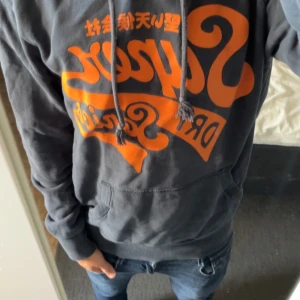 Superdry hoodie - Superdry hoodie - Svart med orangea detaljer - Storlek: Medium - Mycket bra skick - Mitt pris: 399kr - hör av dig vid funderingar 💫
