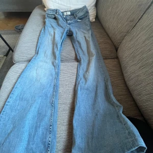 Ljusblå bootcut jeans från mango - Säljer ett par ljusblå jeans från mango med klassisk bootcut-passform. Jeansen har fem fickor, normal midja och är tillverkade i mjukt denim. Perfekta för dig som gillar retrovibbar och en avslappnad stil.