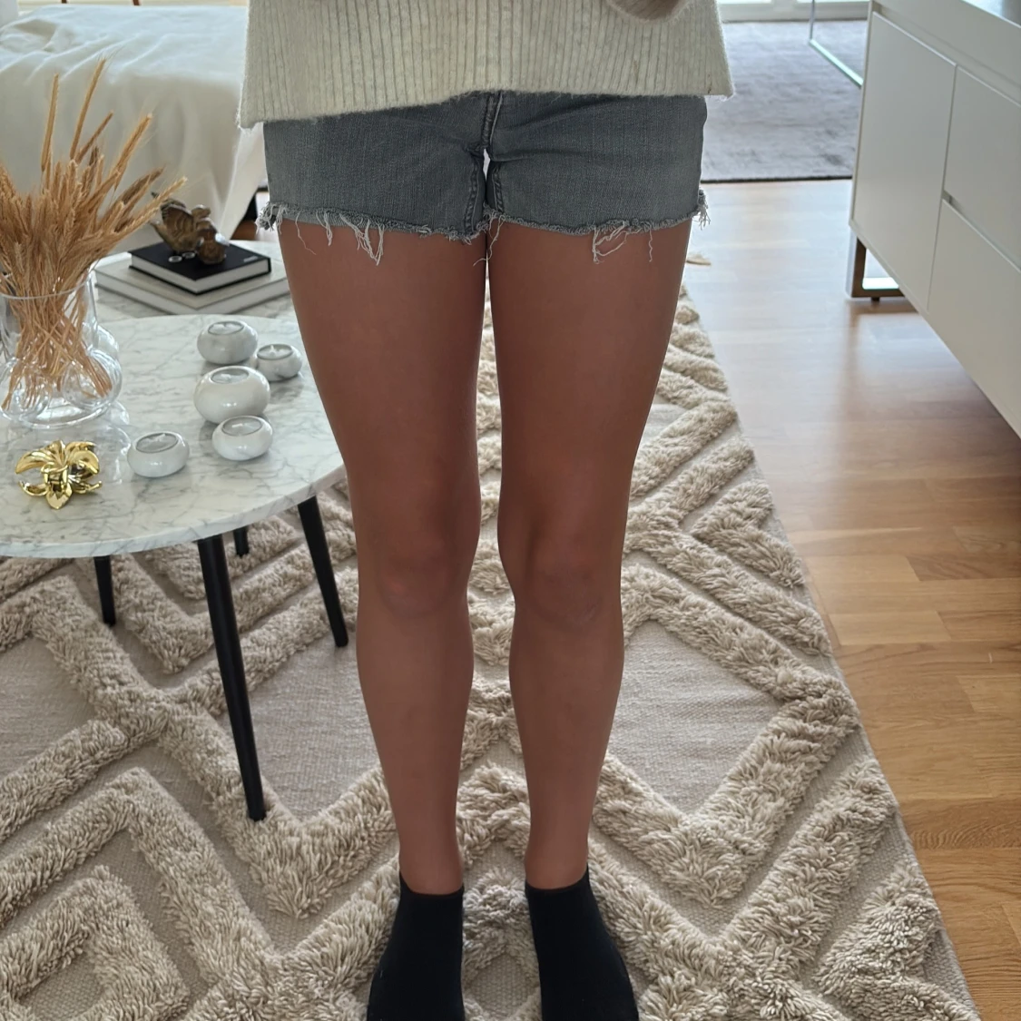 Grå jeansshorts med fransig kant - 1