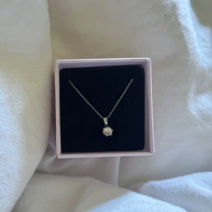 Silverhalsband med diamant  - Silver halsband med diamant från Edblad. 