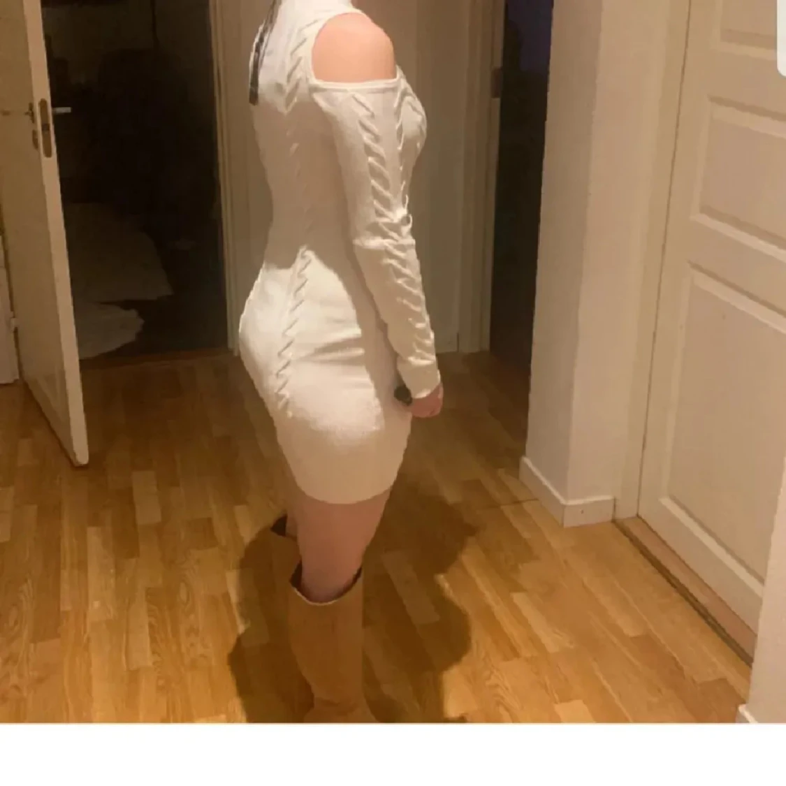 Vit stickad kortklänning från Guess - 1