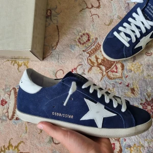 GOLDEN GOOSE- navy - Nu säljs dessa golden goose I storlek 40 i 10/10 skick. Allt Og medföljer. Kontakta gärna vid intresse.