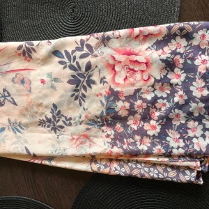 Sjal  - Blommig sjal från Gina Tricot. Mått: ca 170 x 90 cm. Material: 100% polyester. Mycket fint skick. 