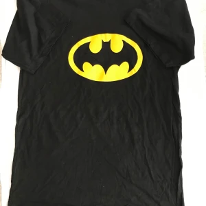 Batman t-shirt svart med tryck - Svart t-shirt med klassiskt Batman-logo i gult på bröstet. Skön passform och korta ärmar, perfekt för dig som gillar superhjältar. Materialet är mjuk bomull och trycket är riktigt tydligt. En ikonisk tee för dig som vill sticka ut. Finns stlk M,L och XL kvar 99kr/st  helt ny 