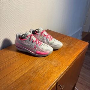 Nike gt cut 1 think pink  - Jag säljer ett par Nike gt cut think pink i mycket bra skick, använda ett fåtal gånger men grepp är som nytt. Box medföljer, priset går att diskuteras vid snabb affär.