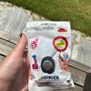 POPPUCK Trick Magnet Starter Pack - POPPUCK är ett coolt trick-magnetspel där du kan utmana dina vänner och lära dig grymma tricks med hjälp av starka magneter. Perfekt för dig som gillar att fidgeta och vill testa nya skills. Passar alla från 8 år och uppåt – bli en Puck Baron och visa vad du går för!