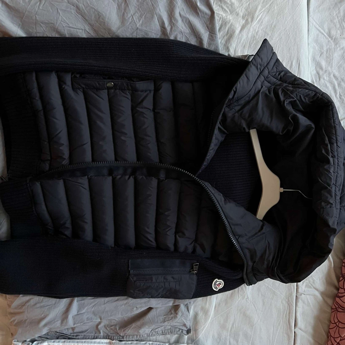 Svart Moncler pufferjacka med huva - 1