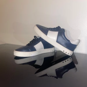 Valentino Flycrews  - Säljer nu dessa Valentino Flycrews | Storlek 39 men passar även 40 | Box och Valentino kort medföljer | Skick 10/10 alla nitar är kvar | Pris är inte hugget i sten | Skriv vid funderingar // Mvh 