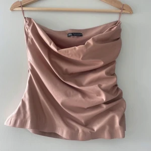 Rosa satin linnetopp från Zara - Snygg ljusrosa off shoulder topp från Zara. Använd va 2-3 gånger🩷