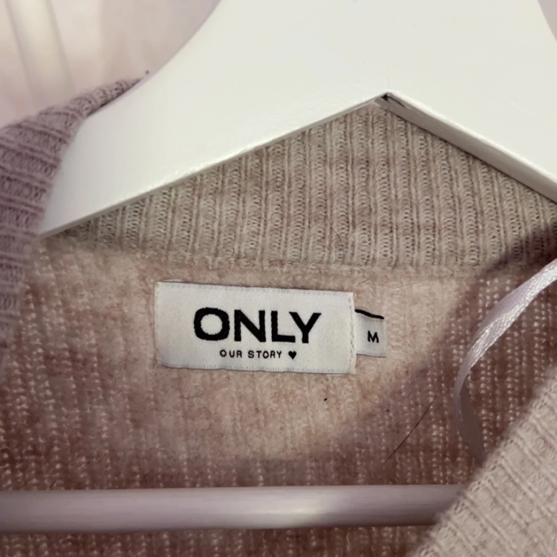 Beige ribbstickad tröja från ONLY - 1