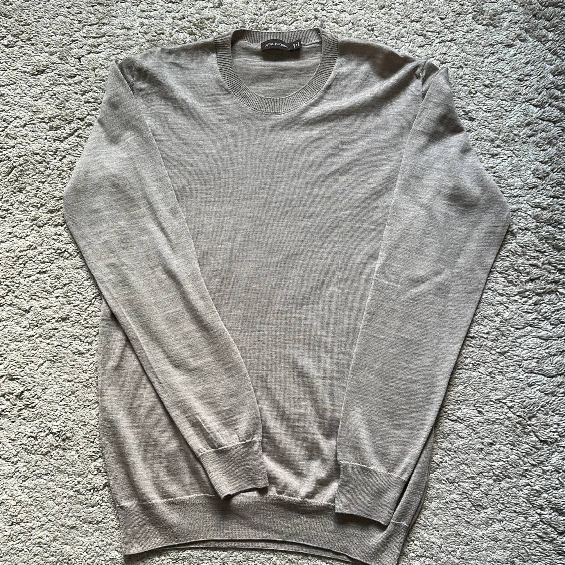 Beige rundhalsad tröja Oscar Jacobson