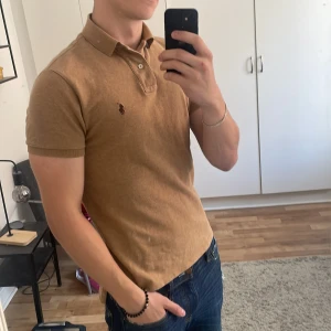Ralph Lauren pike - Pike från Polo Ralph Lauren-skicket är i gott som nytt-Storlek M-skriv i dm om du har några funderingar!