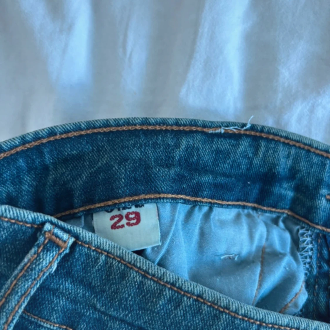 Blå gröna bootcut jeans med nitar  - 4