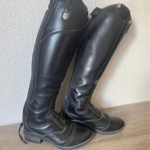 Svarta ridstövlar  - Säljer ett par svarta ridstövlar från Mountain Horse. Storlek 38 regulare/regulare. Använts flitigt och väldigt försiktigt så skulle säga att de är i väldigt bra skick, de kommer i en sko bag som jag inte har bild på😊