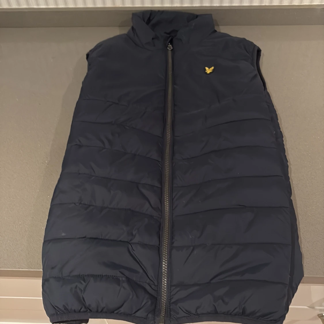 Svart dunväst från Lyle & Scott Junior