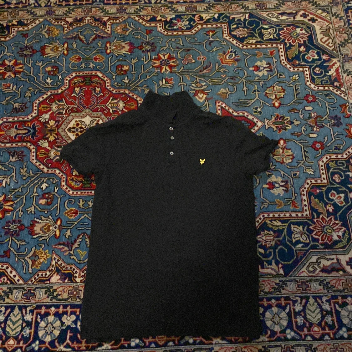 Svart pikétröja från Lyle & Scott