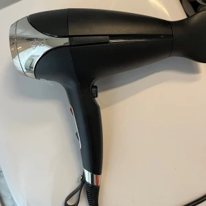 GHD helios hårfön - GHD Helios hårfön. Använd i ca 3 år men i mycket gott skick och fungerar utan anmärkningar. Säljer då jag fått en ny i gåva. Går bra att testa om du bor i Stockholm/kan skicka video. Nypris ca 2300:-