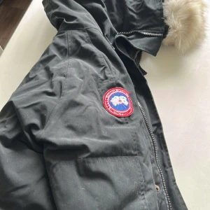 Canada goose jacka - Helt okej skick, blir tvättad innan köp, pris hår att diskutera