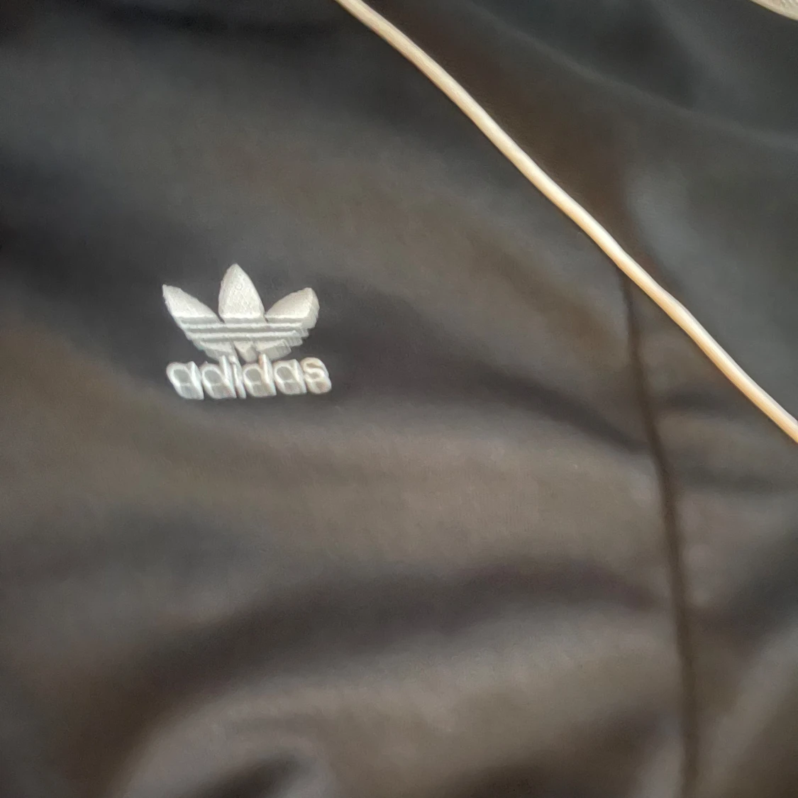 Svart Adidas track jacket med vita ränder - 1