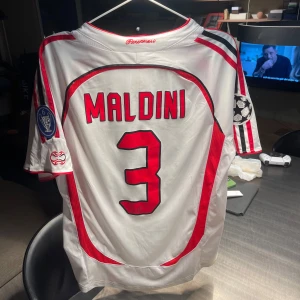 AC Milan Maldini Champions League tröja - Säljer en AC Milan tröja original pris 1200 säljer den på grund av att jag inte använder den skick 9/10 som sagt knappt använd så den är i topp skick. Priset går att diskuteras!