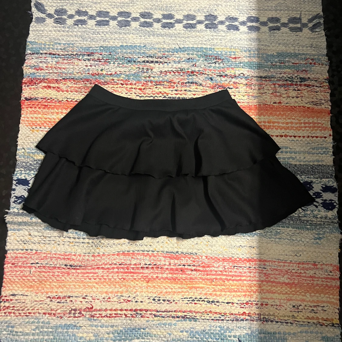 Svart volangkjol från 157, stl M