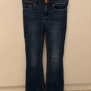 Mörkblå jeans från Vero Moda - Snygga mörkblå jeans från Vero Moda storlek xs.