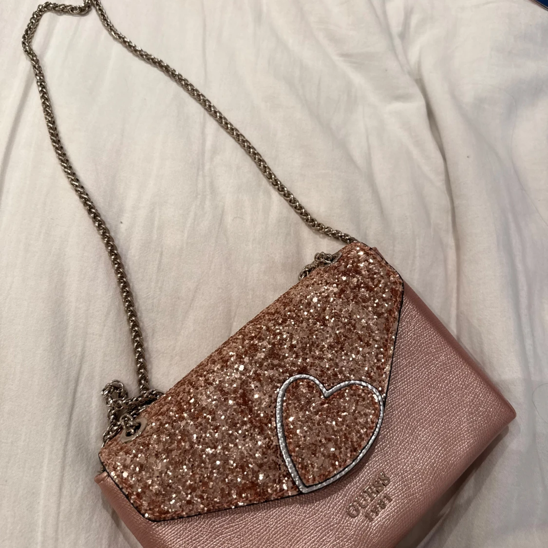 Rosa glittrig axelväska från Guess - 2